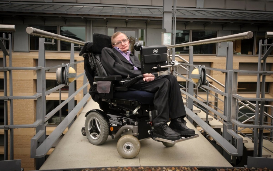Stephen Hawking'in kreslosu və dissertasiyaları ümumilikdə 1 milyon dollardan baha qiymətə satılıb