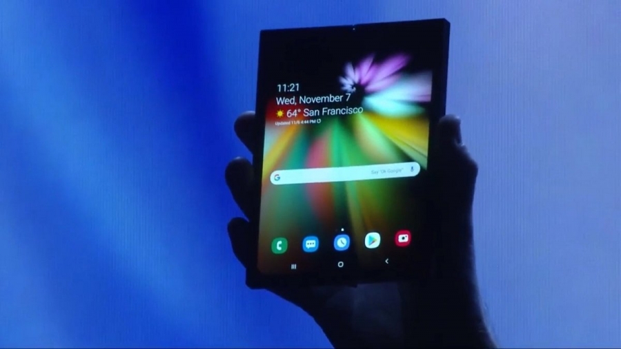 Samsung şirkəti özünün ilk əyilə bilən smartfonunu təqdim etdi