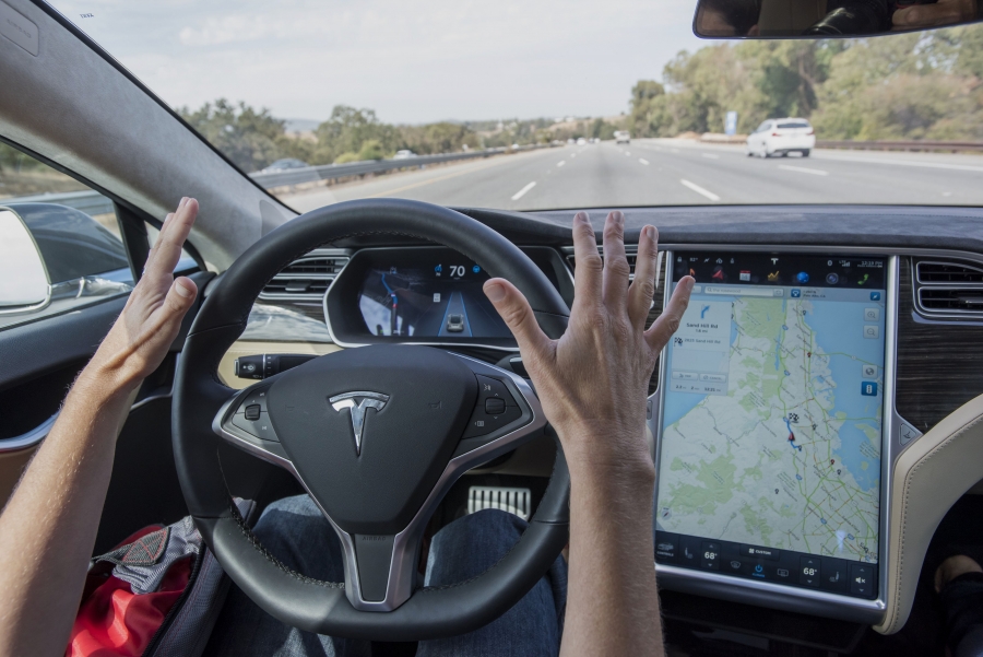 Elon Musk: 'Tesla pilotsuz taksi sahəsini ələ keçirəcək'