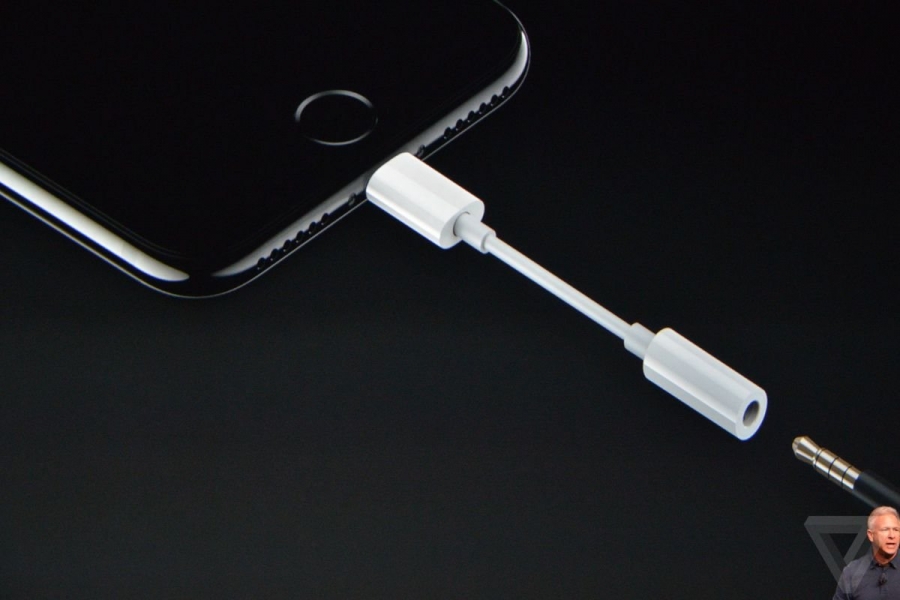 Apple, qulaqlıqlar üçün keçid naqilinin iPhone komplektində satılmasından imtina edə bilər